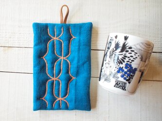 アイヌ刺繍の鍋つかみ　リネンのピーコックブルーとミカン色糸の画像