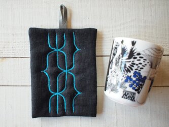 アイヌ刺繍の鍋つかみ　リネンの黒に鮮やか水色糸の画像