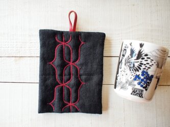 　アイヌ刺繍の鍋つかみ　リネンの黒にダークレッド糸の画像