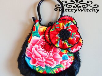 【受注生産】ビジュー刺繍を施した花生地とエコファーのシノワズリグラニー（花デコブローチ付き）の画像
