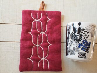 アイヌ刺繍の鍋つかみ　ラズベリーのリネンにクルミで染めた糸を使って　草木染めの画像