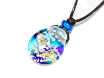 雪の結晶のとんぼ玉ガラスペンダント　金箔入りの画像