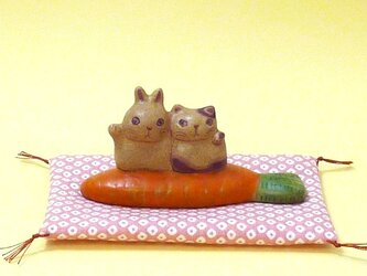 うさにゃん招き（にんじん乗り）の画像