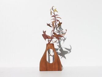 木の花瓶の画像