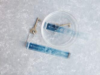 「saku×labo」ラボの鍵付きルームキーホルダー　お好きな部屋番号【雪の結晶】の画像
