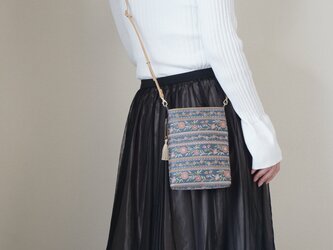 【草花縞模様　シルク帯リメイク スマホショルダーバッグ】日常使い、お呼ばれの日に。サコッシュとしても。の画像