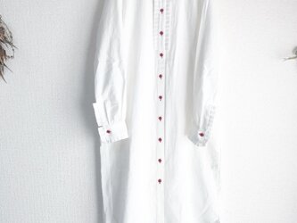 （Hjärta) ネップミックスダンガリー フリルワンピース　（ウエスト切り替え無し）White（赤ボタン）遠州織物の画像