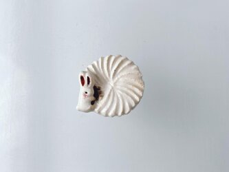 ガレット・デ・ロワを食べるうさぎ［フェーブ］の画像