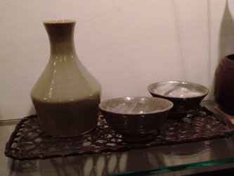 グリーンの徳利と刷毛模様のお猪口2つ　セットの画像