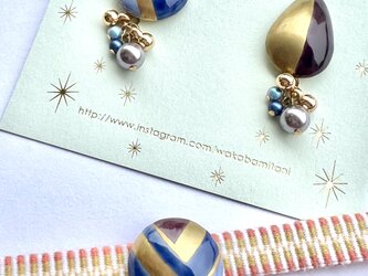 アンティーク調blue×purple　陶器の耳飾りと帯留めのセットの画像