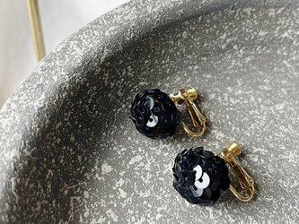 ブラック スパンコール ボタン の イヤリングの画像