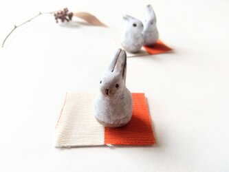 小さな小さなうさぎの置物の画像