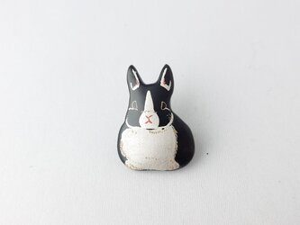 白黒ウサギ 漆ブローチの画像