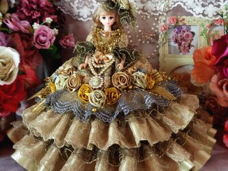 ベルサイユの薔薇 アンティークゴールドが奏でる荘厳なシルエット 気品溢れるプリンセスドールドレスの画像