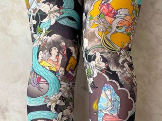 花と女と蛇モチーフ柄タイツの画像