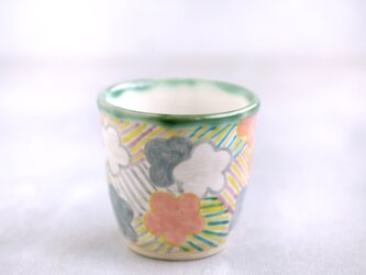 梅花散らし斜線文・色絵カップ(グレー）の画像