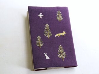 【受注生産】手刺繍のブックカバー『森の中』の画像
