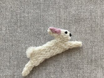 飛ぶ白ウサギ＊ブローチの画像