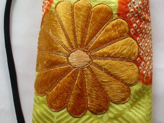 ６８７０　刺繡入りの振袖で作ったスマホポーチ　＃送料無料の画像