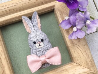 リボンうさぎの刺繍ブローチ（グレー）の画像