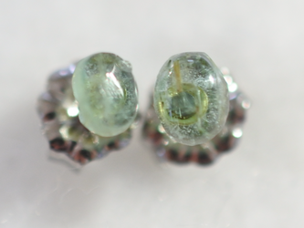（１点もの）エメラルドのスタッドピアス（5×4mm・チタンポスト）の画像