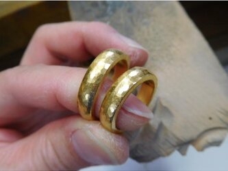 k24 結婚指輪【純金×鍛造】幅広い5mm 太い槌目の甲丸リング くすみ加工の画像
