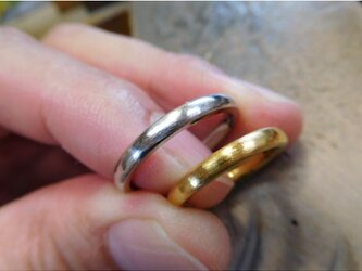 結婚指輪 k24純金 pt1000純プラチナ【鍛造】シンプルな甲丸リング＆荒仕上げの画像