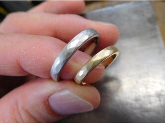 結婚指輪 k24純金 pt1000純プラチナ【鍛造】シンプルな甲丸リング＆荒仕上げの画像