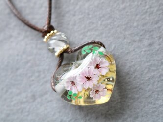桜のとんぼ玉　ハート形ガラスペンダント　金箔入りの画像