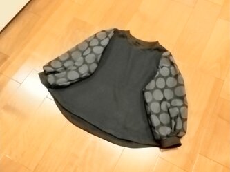 ビッグドットのパフスリーブトップスの画像