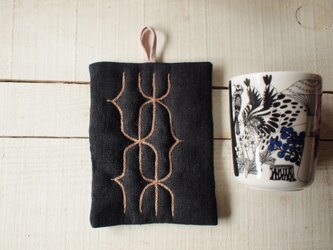 アイヌ刺繍の鍋つかみ　黒いリネンに柿渋染め糸の画像