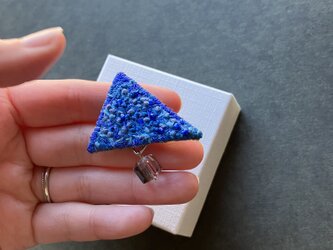 ミニミニつぶつぶ三角ブローチ　 "yozora"刺繍ブローチの画像