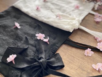 かすみ草刺繍リネンのぺたんこトートバッグ黒の画像