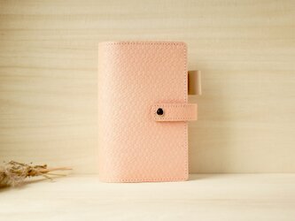 透明感のあるピンクベージュ色　スパンコールの型押しが華やかなA6手帳カバーの画像