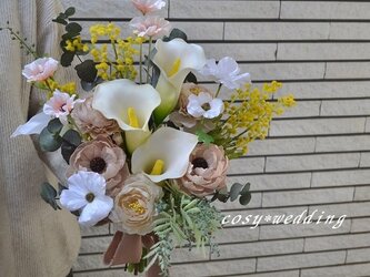 カラーとミモザの春色クラッチブーケ＊ブートニアの画像