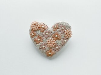 （受注制作）刺繍ブローチ「桜色フラワーハート」の画像