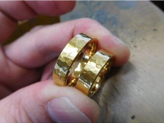 k24 結婚指輪 手作り【純金×鍛造】槌目 平打ちリング 幅広い5mm くすみ加工の画像