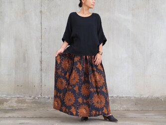 《ゆったりウエスト106cm》サイドの貝ボタンがポイントのひまわりの柄のロングスカートの画像