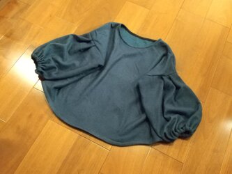 ふわふわウールブルーのパフスリーブトップスの画像