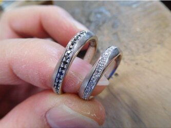 結婚指輪 手作り プラチナ 【鍛造×pt900】メビウスリング レディース 白ダイヤ メンズ 黒ダイヤの画像