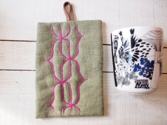 アイヌ刺繍の鍋つかみ　リネンの抹茶ラテに濃いピンク糸の画像
