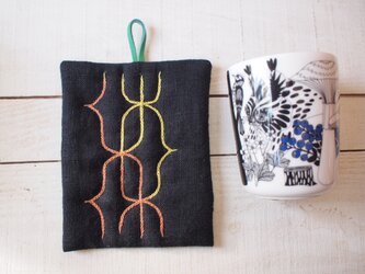 アイヌ刺繍の鍋つかみ　黒いリネンに黄色～オレンジのグラデーション糸の画像