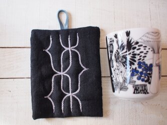 アイヌ刺繍の鍋つかみ　黒いリネンに淡い青糸の画像