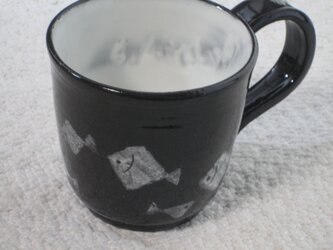 四角と三角の魚が泳ぐカップの画像