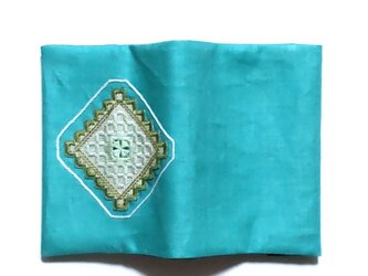 色鮮やかな北欧刺繍のブックカバー   グリーン  (リネン/ 文庫本サイズ )の画像