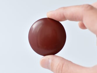 朱の艶玉ブローチの画像