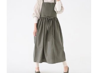 おうち時間もお洒落に過ごす柔らかハーフリネンギャザーエプロン／秋色くすみカラーのカーキグリーンの画像