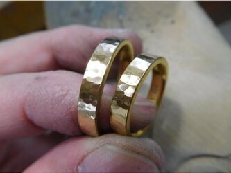 k24 結婚指輪 手作り【純金×鍛造】槌目加工の平打ちリング 幅4mm 光沢仕上げの画像