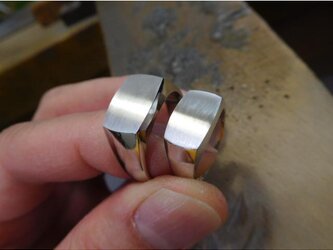 結婚指輪 手作り 純プラチナ 【鍛造×pt1000】 横三味印台リング ペア印台リングの画像