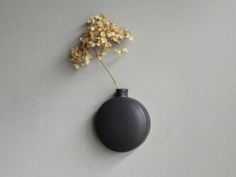 掛け花入れ（黒丸）の画像